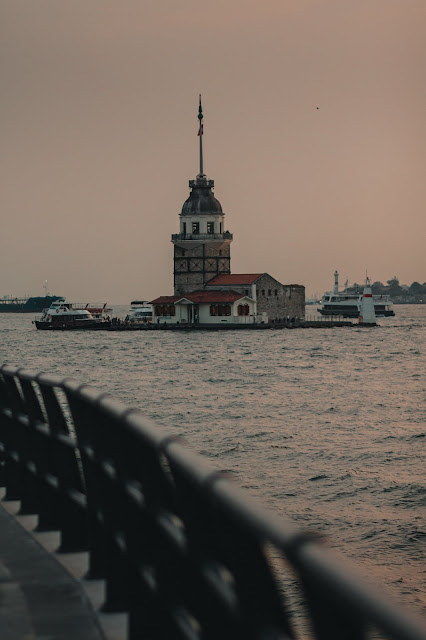 صورة جميلة لبرج الفتاة الذي يقع وسط البحر في مضيق البوسفور في مدينة إسطنبول