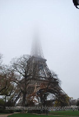 Torre Eiffel de dia, vista do Campo de Marte (Champ de Mars)