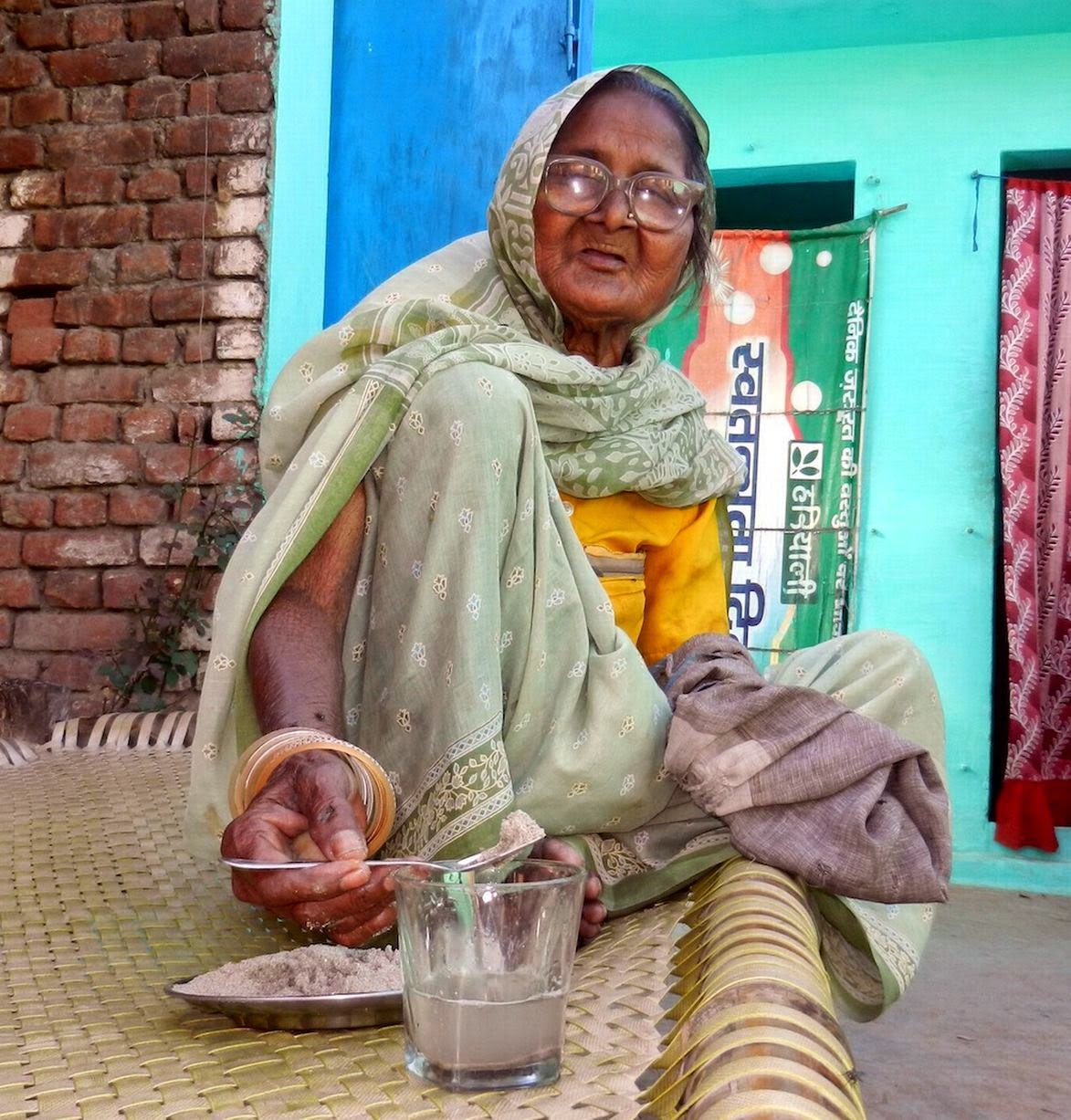 Unik Nenek Tua Pemakan Pasir Di India Sehat Total Berita