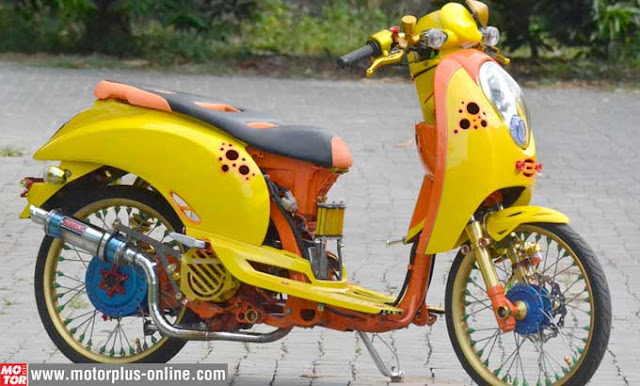 Foto Modifikasi Honda Scoppy dengan gaya street racing yang beken skubek khas Thailand memadukan kelir dengan mengusung basis skubek bergaya Thai looks warna dasar cover bodi scoopy dilabur berwarna kuning pada seluruh bodi utama tulang rangka juga diberi sentuhan warna oranye
