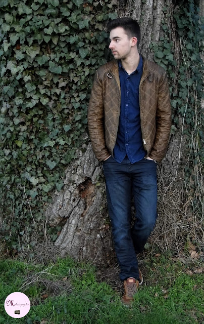 photographie d'un shooting masculin en forêt, contre un arbre, regard lointain 