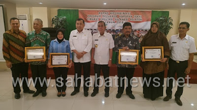 Bupati Pinrang Menginstruksikan Memberi Label Di Rumah Penerima Manfaat PKH