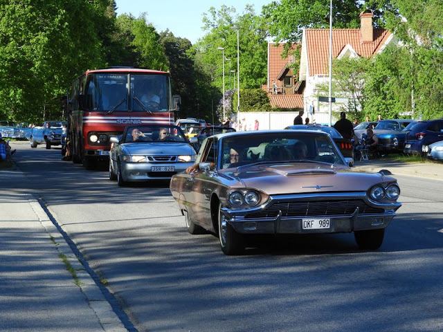 Partybussen kommer brummande.