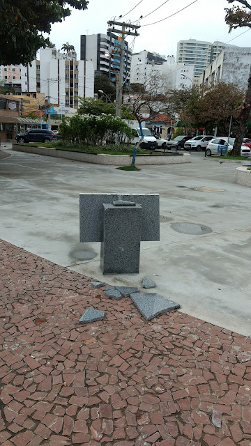 Vândalos voltam a destruir placa da Praça Brigadeiro Faria Rocha
