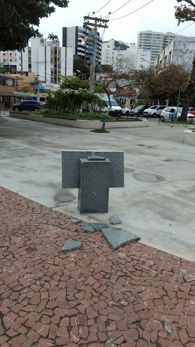 Vândalos voltam a destruir placa da Praça Brigadeiro Faria Rocha