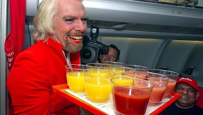 loperartikel.blogspot.com - Foto Richard Branson (CEO Virgin Air) Jadi Pramugari Air Asia
