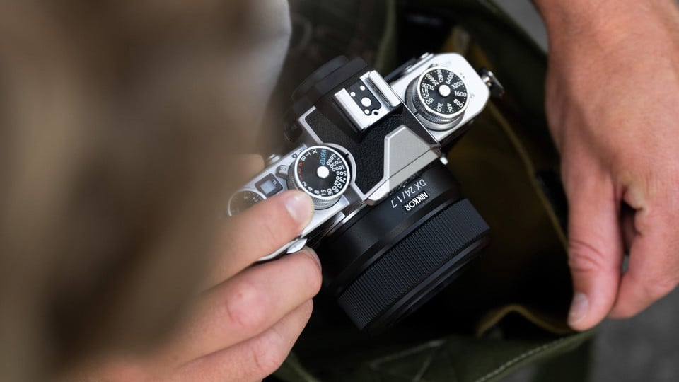 Камера с объективом Nikon Nikkor Z DX 24mm f/1.7