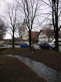 Hachinger Bach in Altperlach, im Hintergrund die Kirche St. Michael