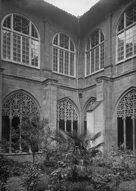 Santa María La Real. Nájera, año 1932. (Foto Marburg). Jardín del Claustro del Monasterio que, en esta época, disponía de vegetación. Los arcos de la segunda planta del Claustro tienen cerramiento con cristales