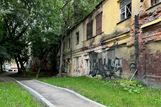 Нижняя Сыромятническая улица, Сыромятнический проезд, дворы, флигель бывшего «Дома призрения бедных имени Г. И. Хлудова»