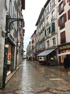 calle empedrada con tiendas a ambos lados