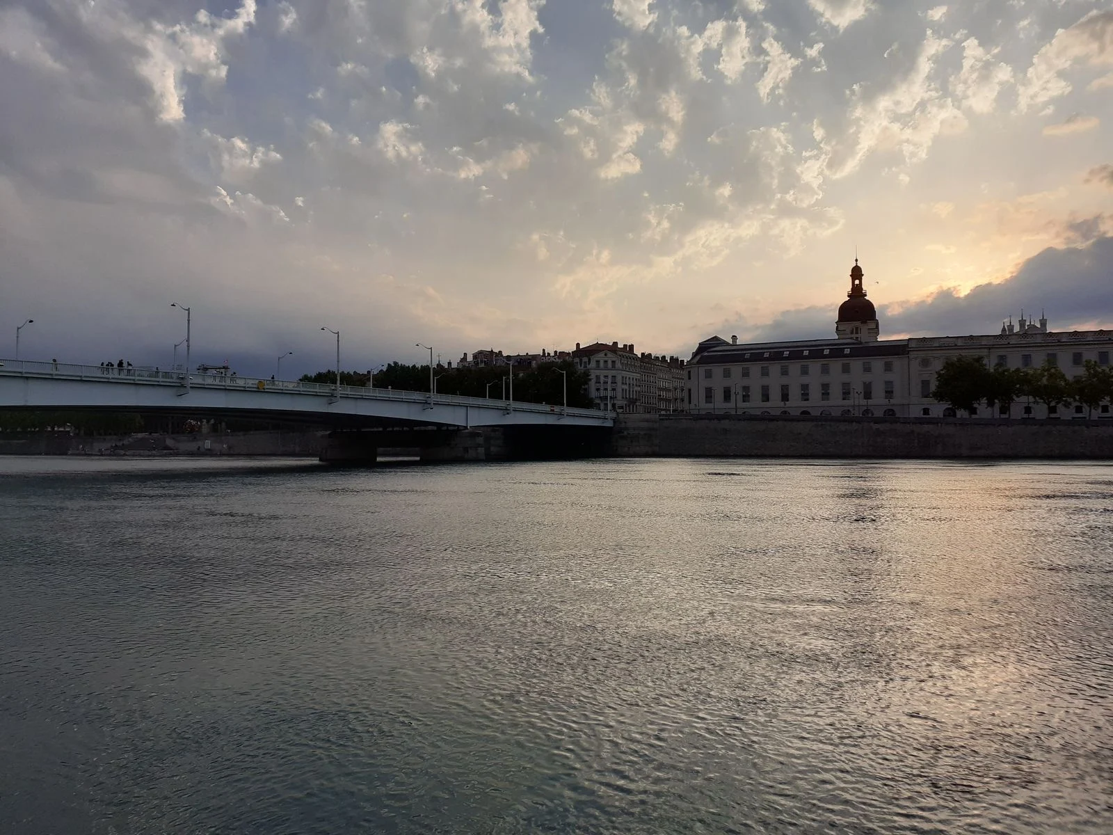 coucher de soleil lyon face hôtel dieu