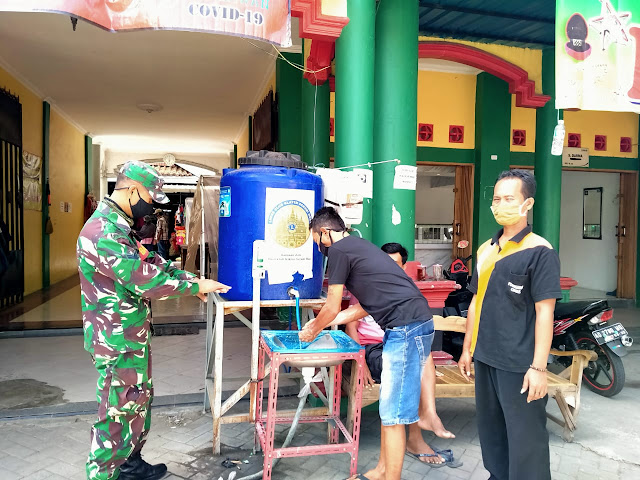 Babinsa Cawas Adakan Pengawasan Pengunjung dan Pedagang Pasar