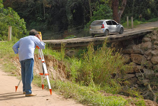  Engenheiro Henrique Carvalho utiliza equipamento para medir o plator que será construído