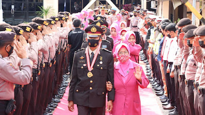 Dilepas dengan Tradisi Pedang Pora,Kapolres Soppeng Pimpin Upacara Wisuda Purna Bakti Personil