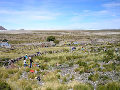 Viele kleine Gruppen haben sich am Ufer des Salar zum feiern eingefunden 