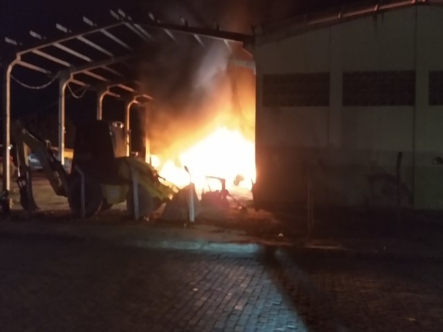 Incêndio destrói veículos na garagem da Prefeitura de Capim Grosso - BA