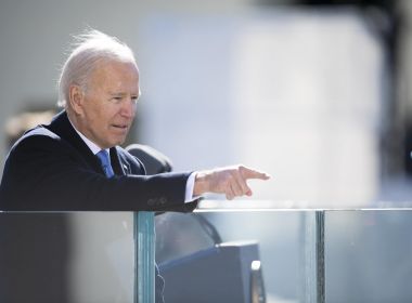 Biden mantém política de Trump e enviará 1º voo de deportados ao Brasil