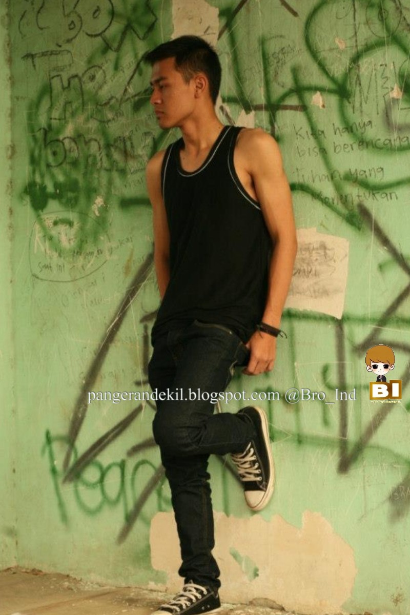  Foto  Cowok  Dari  Belakang  Pake Topi