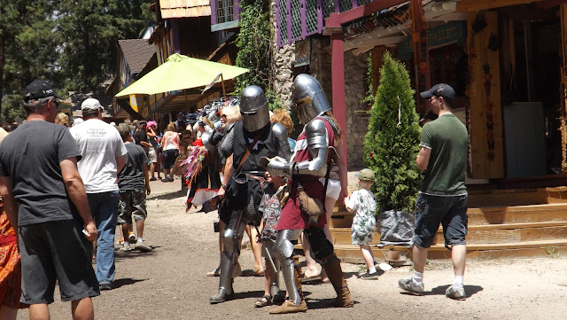 In the second week in Colorado Renaissance Festival is held. And I want to invite you to a fairy tale ... a journey to the 16th century, during the time of King Henry, and the noble knights ...   В Колорадо вторую неделю проходит Ренессанс Фестиваль. И я хочу пригласить вас в сказку... это путешествие в 16 век, во времена Короля Генри и благородных рыцарей...       I have not been able to find the semantic load of the holiday. Therefore, I wish to know the reason for its occurrence I answer right away: "It's just an excuse to relax and enjoy the atmosphere of celebration and fairy tales." Of course, there is a commercial interest, since the entrance to the festival is $ 20 and all the rides are from 1 to 5 dollars. Also there are many outdoor cafes and shops craftsmen. Many masters demonstrate the secrets of his skill for everyone and sell their creations.   Я не смогла узнать смысловой нагрузки этого праздника. Поэтому желающие узнать причину его возникновения я отвечаю сразу: «Это просто повод отдохнуть и погрузиться в атмосферу праздника и сказки». Конечно, присутствует коммерческий интерес, так как вход на фестиваль стоит 20 долларов и все аттракционы стоят от 1 до 5 долларов. Так же там расположено множество открытых кафе и лавочки мастеров прикладного искусства. Многие мастера демонстрируют секреты своего мастерства всем желающим и продают свои творения.       It is magical journeys into the legends of King Henry arrange power with the support of the local library and interactive theater for 37 season.   Это волшебное путешествие во времена легенд Короля Генри устраивают власти с поддержкой местной библиотеки и интерактивного театра уже 37 сезон.        Over an improvised fairy tale fairy-tale characters wandering around the town and entertain the public. In the heart of the town is located the king and queen and the royal entourage.  По импровизированному сказочному городку бродят сказочные герои и развлекают публику.  В самом центре городка расположился король с королевой и королевской свитой.     After the king's royal family lunch "deigned" to visit the joust here the king had to break it up overheated in battle knights.  После царского обеда королевская семья «изволила» посетить рыцарский турнир.  Где королю пришлось разнимать разгоряченных в бою рыцарей.     Sonny long considered it "poor" and listened to his cries and wishes everyone good health and happiness, and then said: "We have to give him a dollar." And from personal savings put into his coin jar.      Сынок долго рассматривал этого "нищего", выслушивал его выкрики и пожелания всем здоровья и счастья, а потом сказал: «Надо дать ему доллар». И из личных сбереженний положил в его баночку денежку.