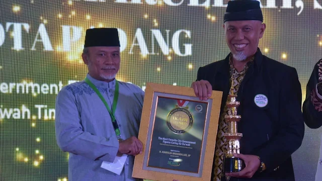 Foto: Ketua Bidang Kajian dan Riset Ikadi Pusat Samson Rahman Menyerahkan Penghargaan Ikadi Award 2020 ke Wako H Mahyeldi.