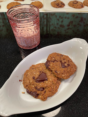 oatmilk and cookies