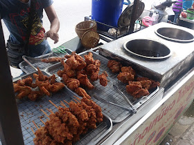 タイの揚げ鶏肉屋台