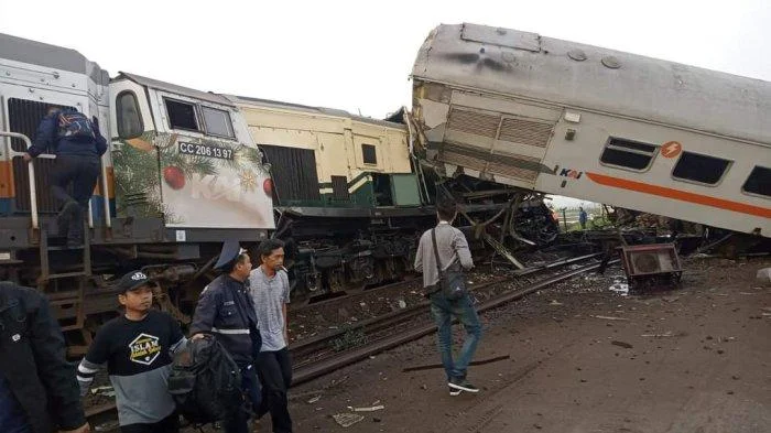 Tabrakan KA Turangga dan KA Baraya di Bandung, Lokomotif Kereta Hancur dan Gerbong Terangkat