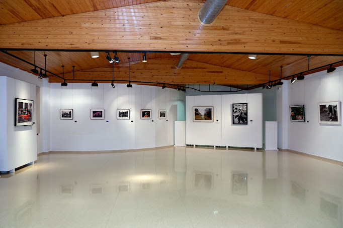 Sala de exposiciones José Lapayese de Calamocha con la muestra de fotografía artística Estética exterior e interior de la realidad sensible del artista José Antonio Fontal Álvarez