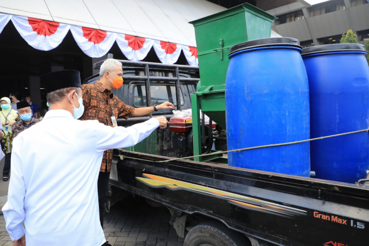 Ganjar Serahkan Bantuan Baznas Jateng untuk RS Rujukan Covid-19 dan Pondok Pesantren