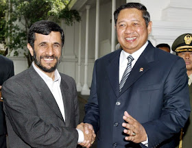 Presiden Iran Ahmadinejad dan SBY berjabatan tangan