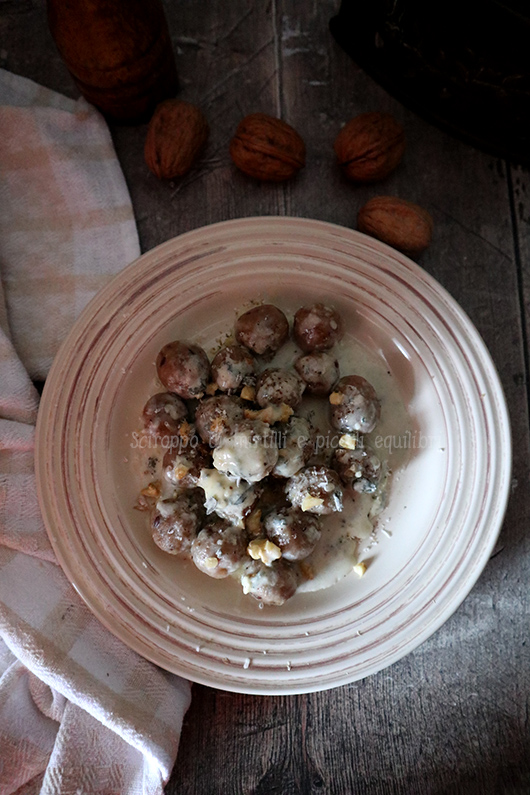 Gnocchi di pane di segale, orzo, avena conditi con formaggio erborinato piccante, salvia e noci