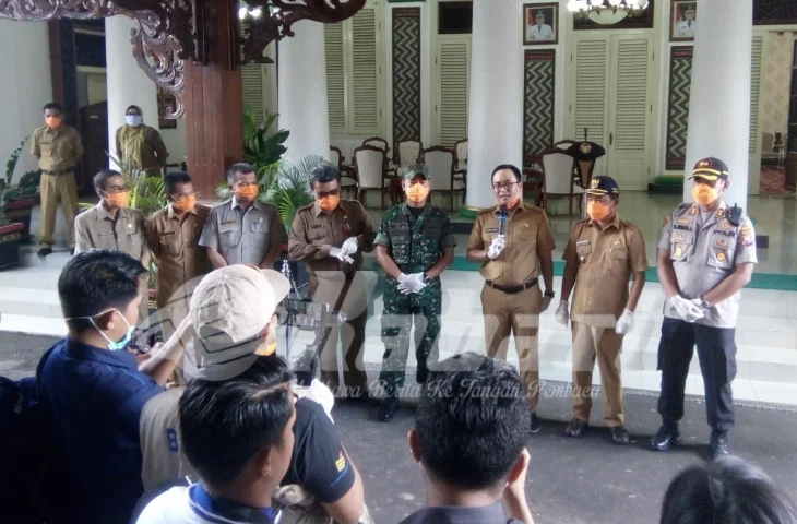 Bersama Tim Satgas Covid-19, Bupati Badrut Tamam Lakukan Penyemprotan Disinfektan ke Sejumlah Titik di Pamekasan