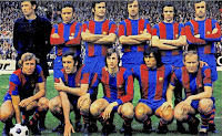 F. C. BARCELONA - Barcelona, España - Temporada 1973-74 - Sadurní, Rifé, Torres, Costas, De la Cruz y Juan Carlos; Rexach, Asensi, Cruyff, Sotil y Marcial - SPORTING DE GIJÓN 2 (Ciriaco y Leal) FC BARCELONA 4 (Rexach y Marcial 3) - 07/04/1974 - Liga de 1ª División, jornada 29 - Gijón, Asturias, estadio El Molinón