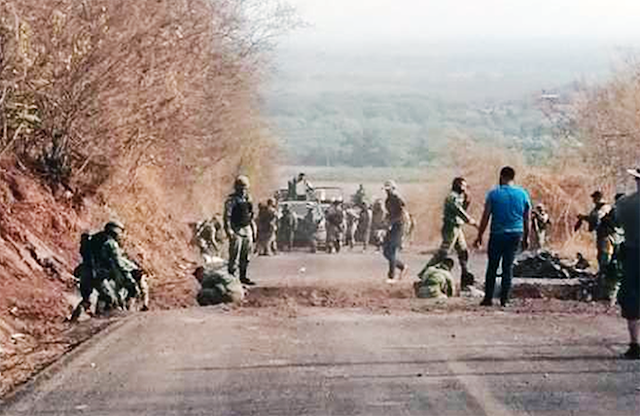 "Y SI MANDAN al GOPES ?": EL EJERCITO "PACTA RETIRAR BLOQUEOS a CARRETERA en AGULILLA