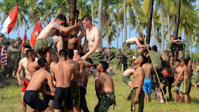 Prajurit Marinir TNI AL Tantang US Marine Panjat Pinang dan Balap Karung