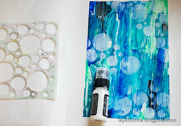 Layers of ink - New Year Art Journal Page Tutorial by Anna-Karin Evaldsson. Add white paint through Simon Says Stamp Mix and Match Circles stencil.