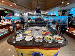 基隆長榮桂冠酒店是基隆唯一的星級飯店，最吸引人的就是它坐擁基隆港灣，可以同時看到山景和海景。周邊景點有國立海洋科技博物館 基隆山 Keelung Mountain 城隍廟 Chenghuang Temple 和平島公園 Heping Island Park 基隆廟口小吃