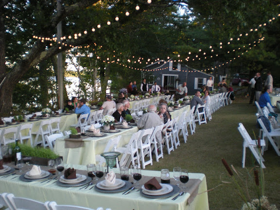 Miss Sarah incorporated burlap into her wedding It was a fantastic touch to 