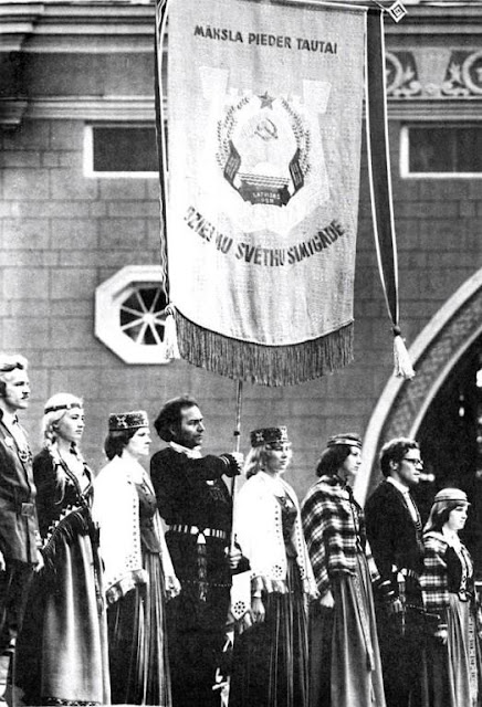 1977 год. Dziesmu svētku simtgades karogs uz lielās svētku estrādes Mežaparkā (Foto: Juris Krieviņš)