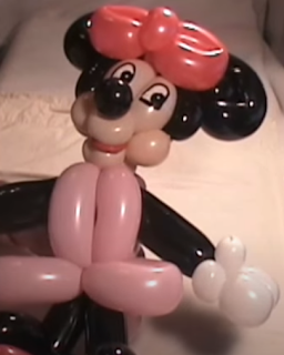 Minnie Maus aus Luftballons modelliert.