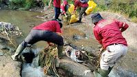 Bersihkan Sungai Cikapundung, Dansub 08 Sektor 22 Bagi Dua Team