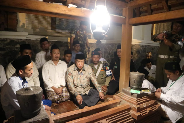 gus baha ziarah ke makam sunan kudus dan kiai asnawi sepuh kudus