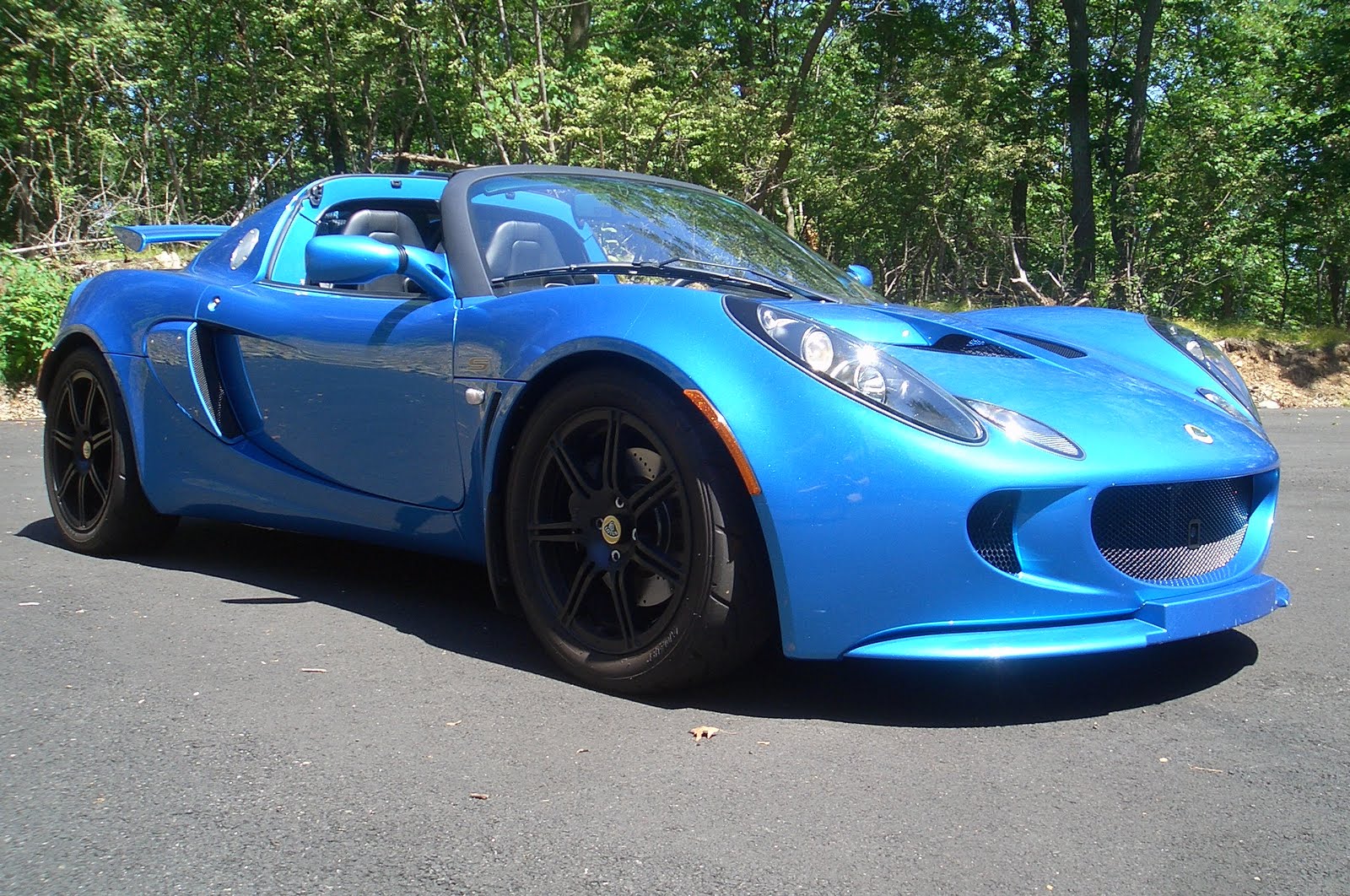 lotus-exige-blue-sports-car