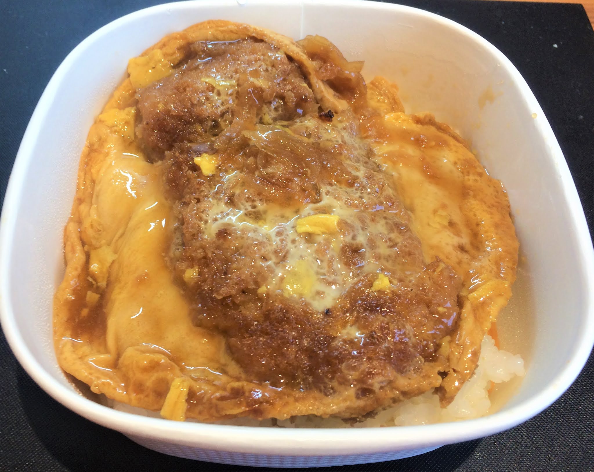 実食 セブンイレブンの味しみ特製ロースかつ丼21をレビュー カロリーは コンビニ研究本部新ジャンル調査室 コンビニ サラリーマン総研 最新コンビニグルメがわかるブログ