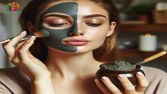 امرأة تقوم بتطبيق ماسك طين كجزء من روتين تنظيف البشرة الدهنية بعمق في المنزل للحصول على بشرة نقية
