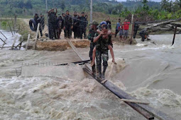 Prajurit Yonif 751 Selamatkan Sepasang Lansia Terkepung Banjir di Muara Tami