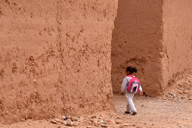 Escolar en Oulad Driss, volviendo a casa de la escuela. Marruecos. Valle del Draa