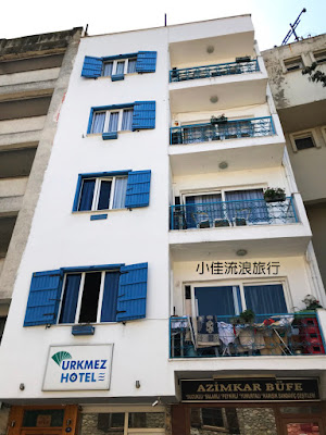 Urkmez Hotel外觀，藍白色房子