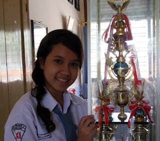 Cewek SMA Cantik Manis Baru UN Tertinggi  Pintar